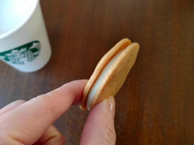 【スタバフード】ミルククリームクッキーサンドの感想・カロリー・糖質