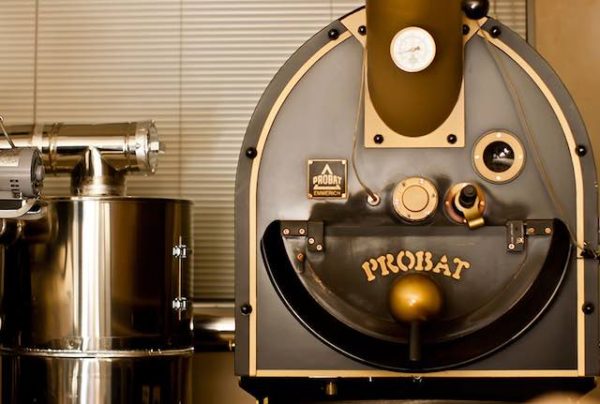 土居珈琲では世界最高峰の焙煎機「プロバット」を使用