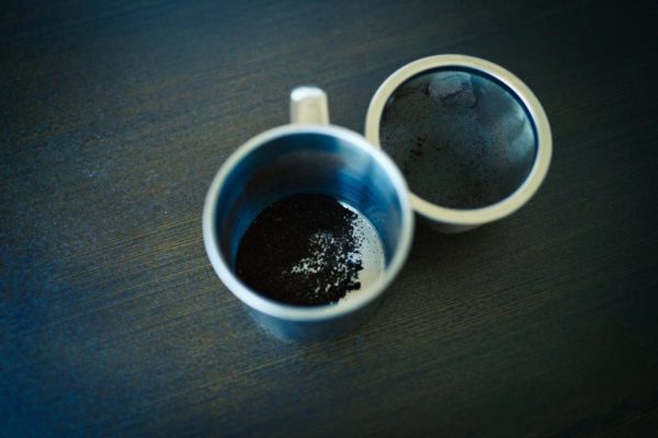 コーヒーの微粉を取り除く