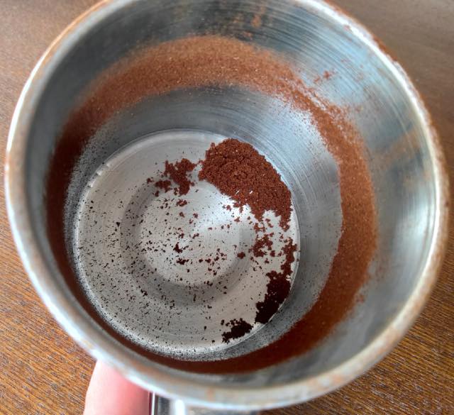 コーヒーの微粉を取り除く器具