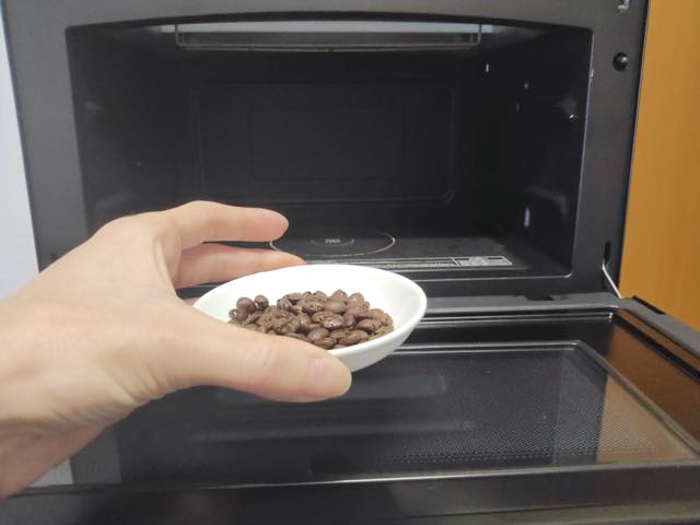 冷凍したコーヒー豆を常温に早く戻すなら電子レンジを使う