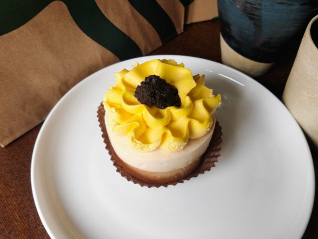 【スタバフード】マンゴー&バナナのフラワーケーキの感想・カロリー・糖質を紹介！