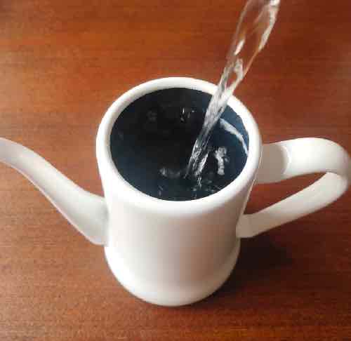沸騰したお湯を常温のコーヒーケトルに移し替える